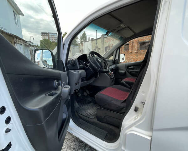 Белый Ниссан NV200, объемом двигателя 1.5 л и пробегом 126 тыс. км за 8500 $, фото 12 на Automoto.ua