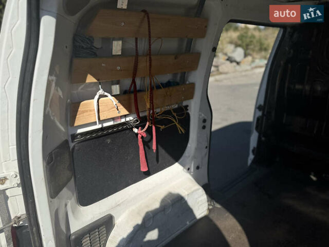 Белый Ниссан NV200, объемом двигателя 1.46 л и пробегом 146 тыс. км за 9900 $, фото 9 на Automoto.ua