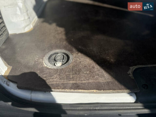 Белый Ниссан NV200, объемом двигателя 1.46 л и пробегом 146 тыс. км за 9900 $, фото 12 на Automoto.ua