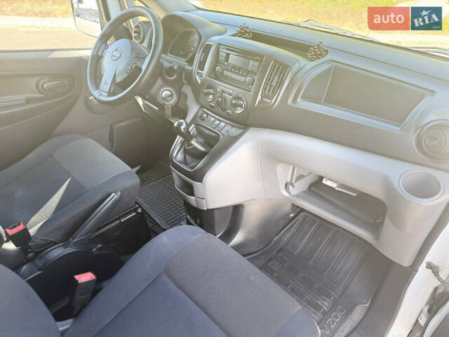 Белый Ниссан NV200, объемом двигателя 1.46 л и пробегом 146 тыс. км за 9900 $, фото 17 на Automoto.ua