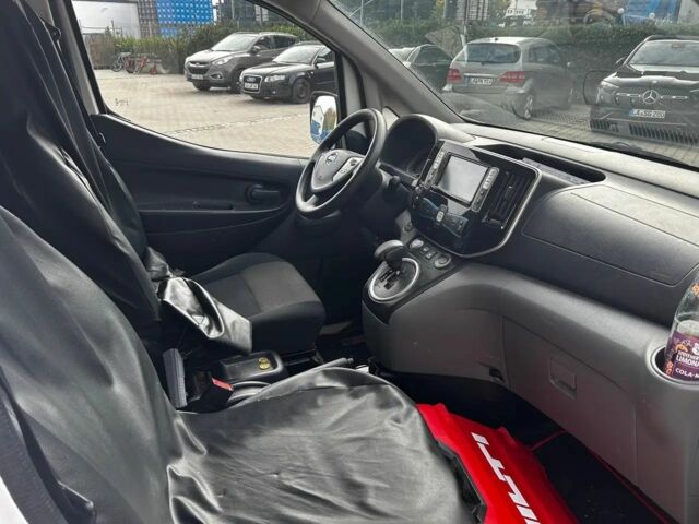 Белый Ниссан NV200, объемом двигателя 0 л и пробегом 120 тыс. км за 10200 $, фото 7 на Automoto.ua