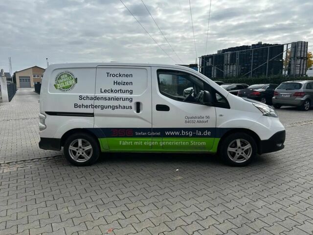 Белый Ниссан NV200, объемом двигателя 0 л и пробегом 120 тыс. км за 10200 $, фото 2 на Automoto.ua