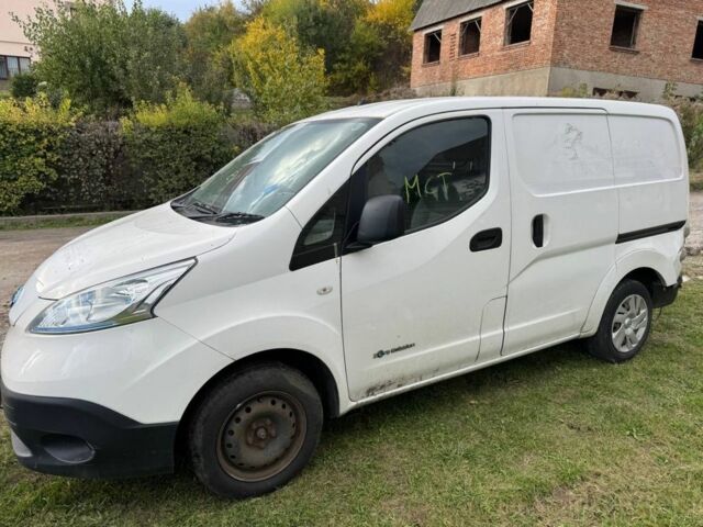 Белый Ниссан NV200, объемом двигателя 0 л и пробегом 204 тыс. км за 5900 $, фото 7 на Automoto.ua