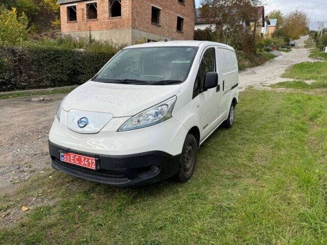 Белый Ниссан NV200, объемом двигателя 0 л и пробегом 204 тыс. км за 5900 $, фото 2 на Automoto.ua