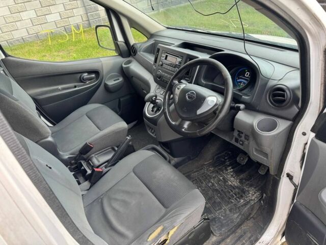 Белый Ниссан NV200, объемом двигателя 0 л и пробегом 204 тыс. км за 5900 $, фото 13 на Automoto.ua