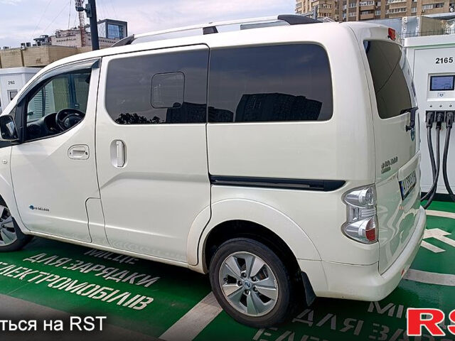 Белый Ниссан NV200, объемом двигателя 0 л и пробегом 146 тыс. км за 10500 $, фото 1 на Automoto.ua