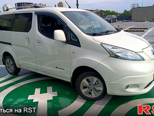 Белый Ниссан NV200, объемом двигателя 0 л и пробегом 146 тыс. км за 10500 $, фото 3 на Automoto.ua