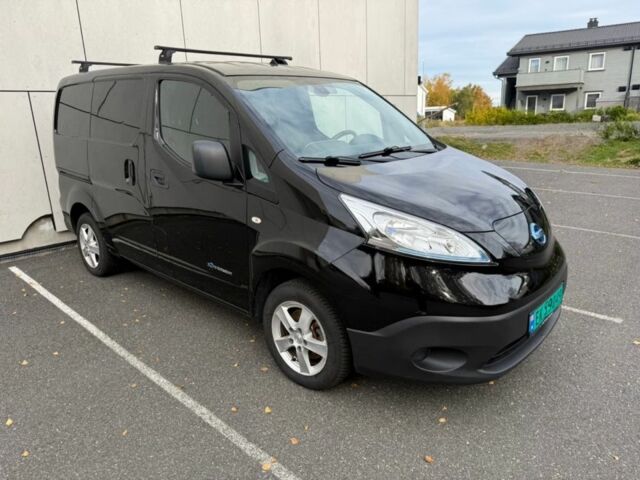 Черный Ниссан NV200, объемом двигателя 0 л и пробегом 65 тыс. км за 11340 $, фото 3 на Automoto.ua