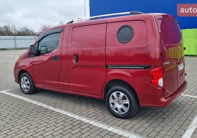 Червоний Ніссан NV200, об'ємом двигуна 2 л та пробігом 95 тис. км за 12300 $, фото 5 на Automoto.ua