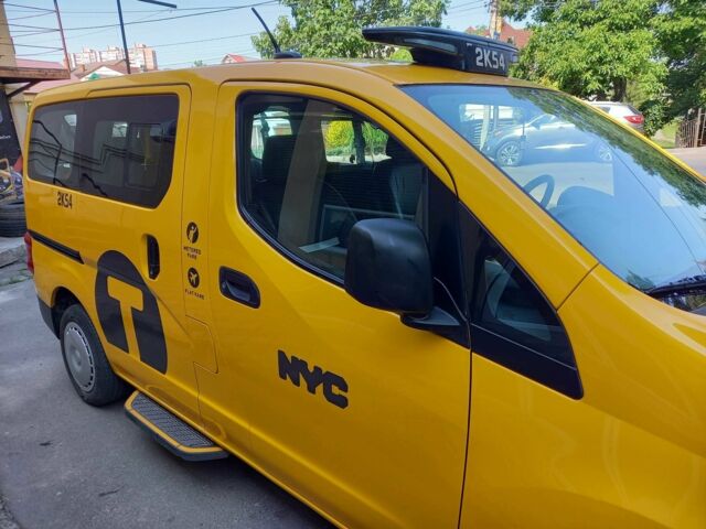 Желтый Ниссан NV200, объемом двигателя 2 л и пробегом 455 тыс. км за 9500 $, фото 8 на Automoto.ua