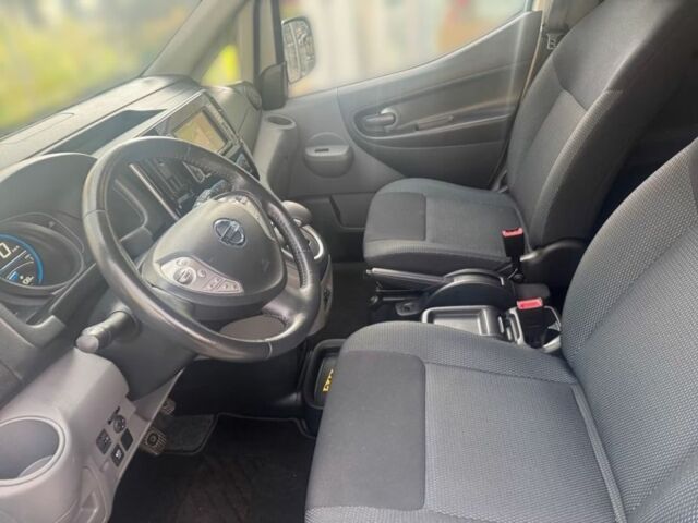 Серый Ниссан NV200, объемом двигателя 0 л и пробегом 65 тыс. км за 15409 $, фото 4 на Automoto.ua