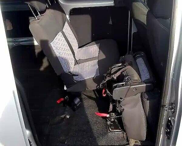 Серый Ниссан NV200, объемом двигателя 1.46 л и пробегом 300 тыс. км за 8000 $, фото 4 на Automoto.ua