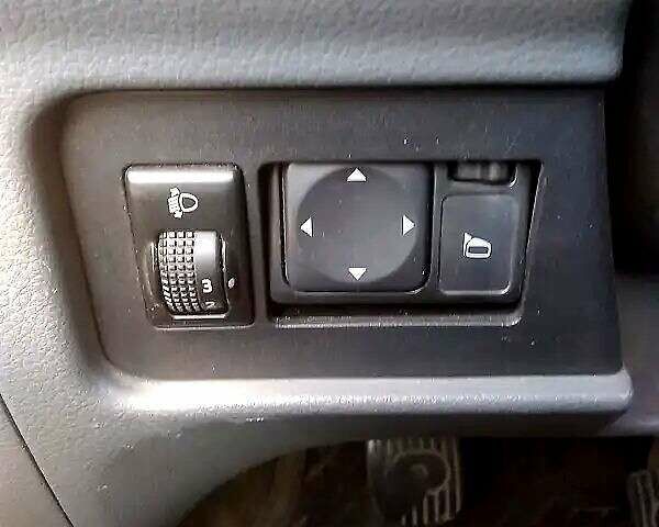 Серый Ниссан NV200, объемом двигателя 1.46 л и пробегом 300 тыс. км за 8000 $, фото 7 на Automoto.ua