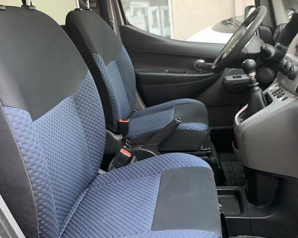 Серый Ниссан NV200, объемом двигателя 1.5 л и пробегом 175 тыс. км за 12900 $, фото 7 на Automoto.ua