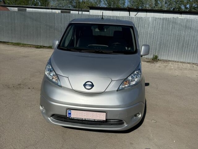 Серый Ниссан NV200, объемом двигателя 0 л и пробегом 115 тыс. км за 8990 $, фото 3 на Automoto.ua