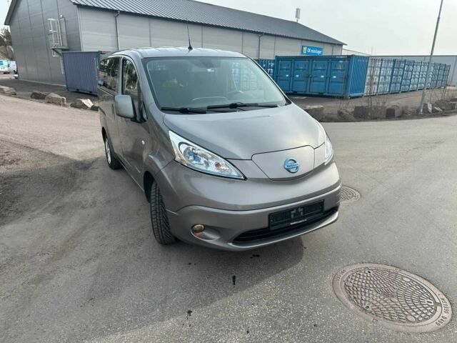Серый Ниссан NV200, объемом двигателя 0 л и пробегом 90 тыс. км за 14000 $, фото 2 на Automoto.ua