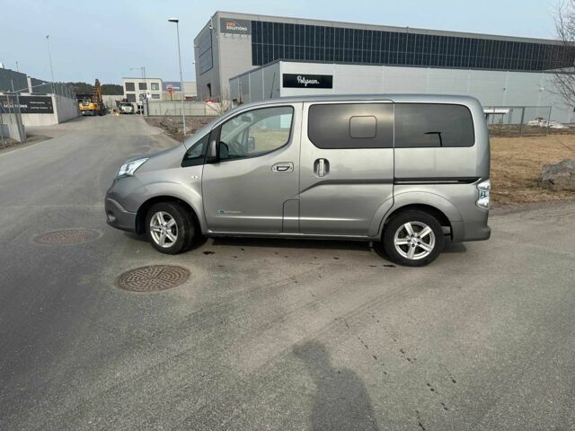 Серый Ниссан NV200, объемом двигателя 0 л и пробегом 90 тыс. км за 14000 $, фото 7 на Automoto.ua