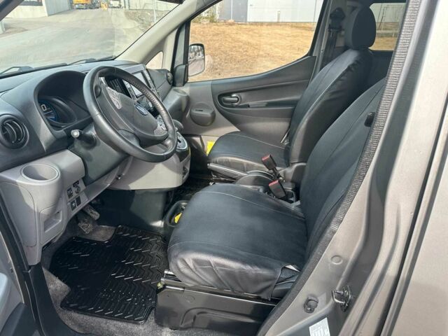 Серый Ниссан NV200, объемом двигателя 0 л и пробегом 90 тыс. км за 14000 $, фото 15 на Automoto.ua