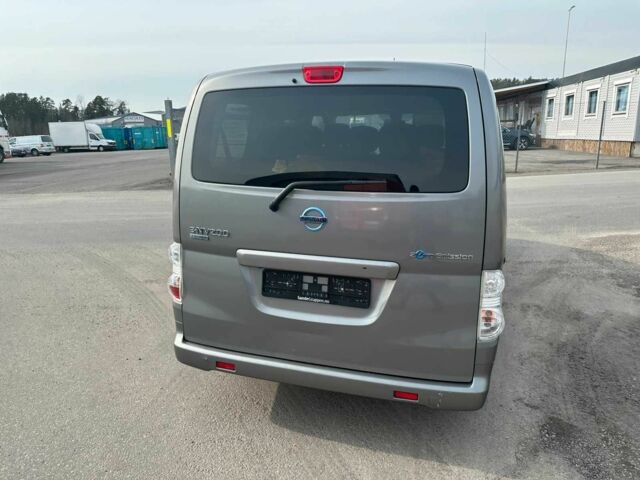 Серый Ниссан NV200, объемом двигателя 0 л и пробегом 90 тыс. км за 14000 $, фото 9 на Automoto.ua