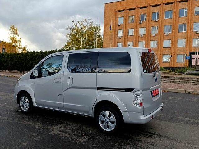 Серый Ниссан NV200, объемом двигателя 81 л и пробегом 99 тыс. км за 15900 $, фото 5 на Automoto.ua