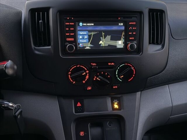 Синий Ниссан NV200, объемом двигателя 2 л и пробегом 184 тыс. км за 11000 $, фото 12 на Automoto.ua