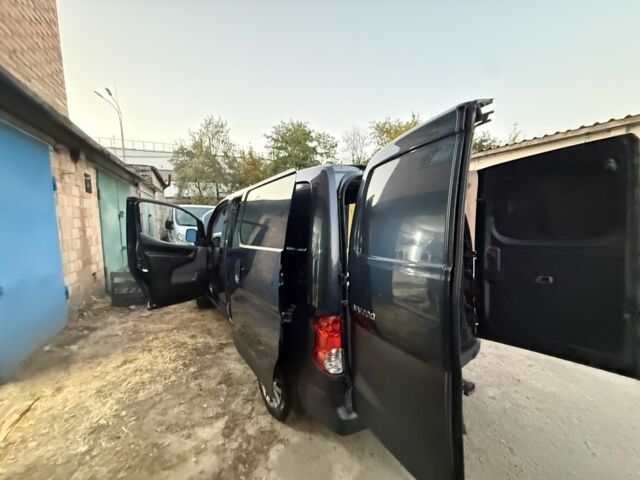 Синий Ниссан NV200, объемом двигателя 2 л и пробегом 184 тыс. км за 11000 $, фото 1 на Automoto.ua