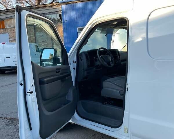 Білий Ніссан NV2500, об'ємом двигуна 3.95 л та пробігом 112 тис. км за 12200 $, фото 11 на Automoto.ua