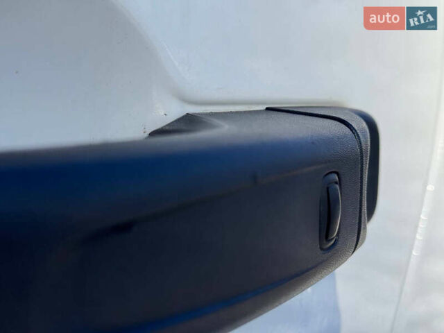 Білий Ніссан NV300, об'ємом двигуна 1.6 л та пробігом 185 тис. км за 16500 $, фото 13 на Automoto.ua