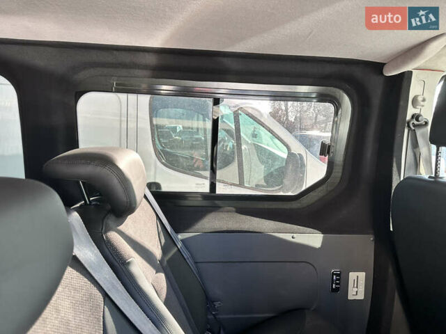 Белый Ниссан NV300, объемом двигателя 2 л и пробегом 151 тыс. км за 31000 $, фото 12 на Automoto.ua
