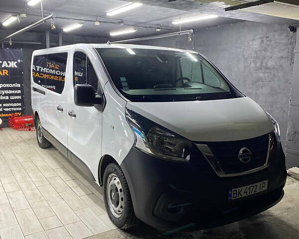 Белый Ниссан NV300, объемом двигателя 2 л и пробегом 151 тыс. км за 31000 $, фото 4 на Automoto.ua