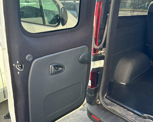 Белый Ниссан NV300, объемом двигателя 2 л и пробегом 151 тыс. км за 31000 $, фото 15 на Automoto.ua