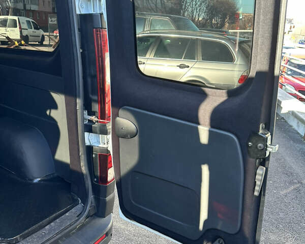 Белый Ниссан NV300, объемом двигателя 2 л и пробегом 151 тыс. км за 31000 $, фото 14 на Automoto.ua