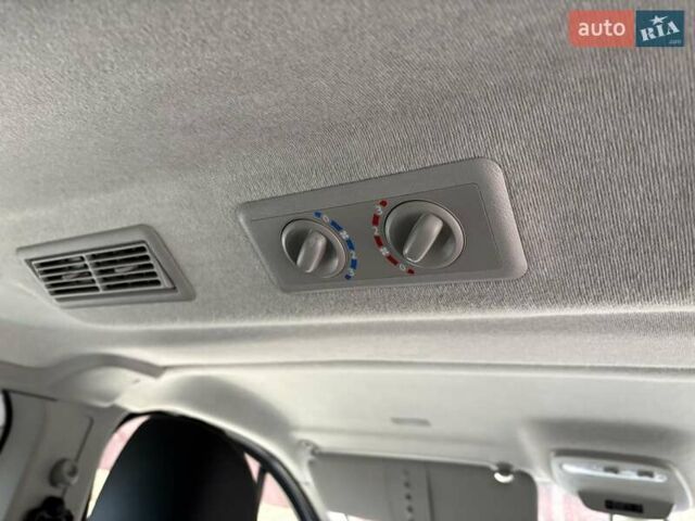 Сірий Ніссан NV300, об'ємом двигуна 2 л та пробігом 207 тис. км за 25500 $, фото 21 на Automoto.ua