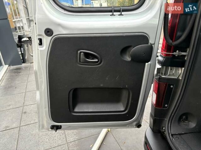 Сірий Ніссан NV300, об'ємом двигуна 2 л та пробігом 207 тис. км за 25500 $, фото 29 на Automoto.ua