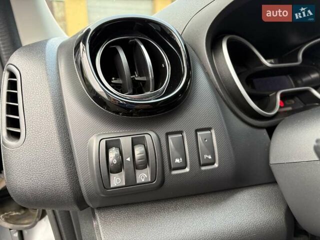 Сірий Ніссан NV300, об'ємом двигуна 2 л та пробігом 207 тис. км за 25500 $, фото 12 на Automoto.ua