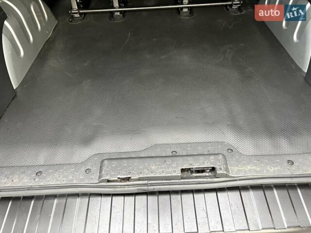 Сірий Ніссан NV300, об'ємом двигуна 2 л та пробігом 207 тис. км за 25500 $, фото 27 на Automoto.ua