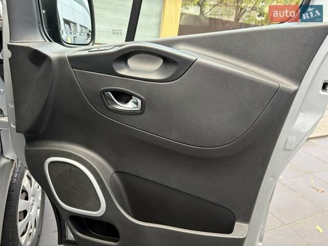 Сірий Ніссан NV300, об'ємом двигуна 2 л та пробігом 207 тис. км за 25500 $, фото 18 на Automoto.ua