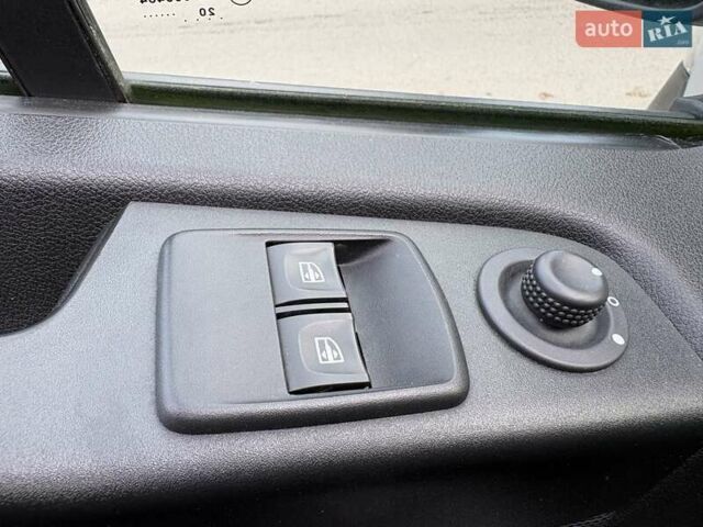 Сірий Ніссан NV300, об'ємом двигуна 2 л та пробігом 203 тис. км за 23900 $, фото 7 на Automoto.ua