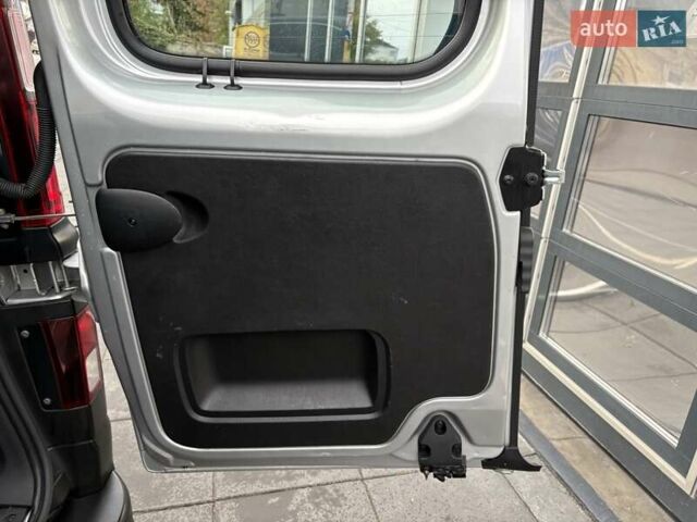 Сірий Ніссан NV300, об'ємом двигуна 2 л та пробігом 207 тис. км за 25500 $, фото 28 на Automoto.ua