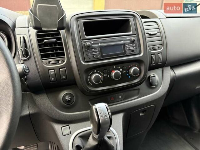 Сірий Ніссан NV300, об'ємом двигуна 2 л та пробігом 207 тис. км за 25500 $, фото 14 на Automoto.ua