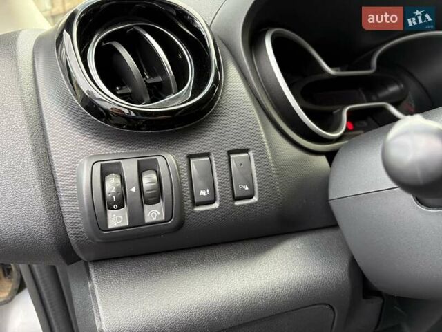 Сірий Ніссан NV300, об'ємом двигуна 2 л та пробігом 203 тис. км за 23900 $, фото 8 на Automoto.ua