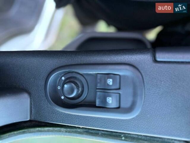 Белый Ниссан NV400, объемом двигателя 2.3 л и пробегом 208 тыс. км за 20777 $, фото 46 на Automoto.ua