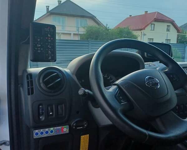 Білий Ніссан NV400, об'ємом двигуна 2.3 л та пробігом 348 тис. км за 18000 $, фото 3 на Automoto.ua