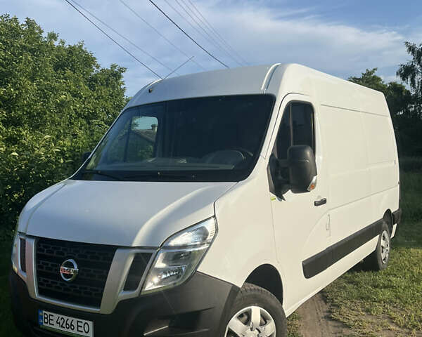 Белый Ниссан NV400, объемом двигателя 2.3 л и пробегом 220 тыс. км за 15000 $, фото 1 на Automoto.ua