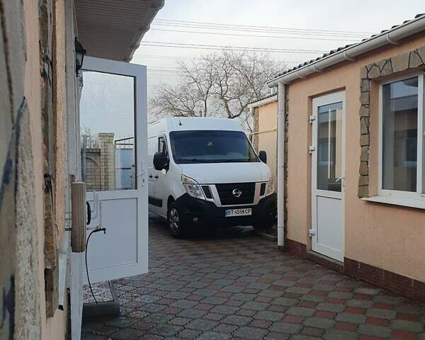 Белый Ниссан NV400, объемом двигателя 2.3 л и пробегом 215 тыс. км за 19000 $, фото 4 на Automoto.ua