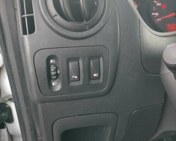 Білий Ніссан NV400, об'ємом двигуна 2.3 л та пробігом 305 тис. км за 12900 $, фото 12 на Automoto.ua