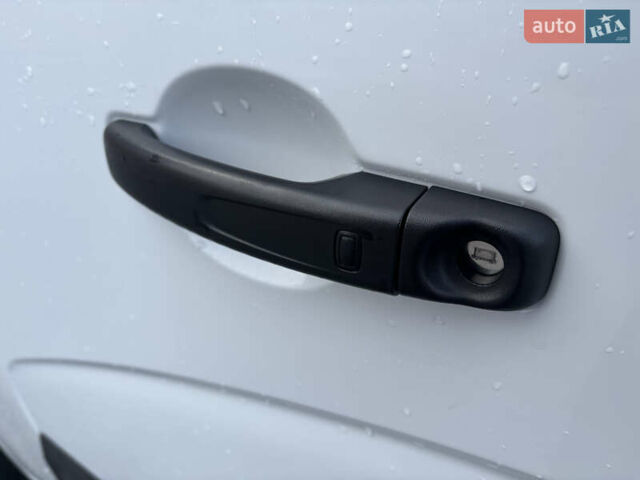 Белый Ниссан NV400, объемом двигателя 2.3 л и пробегом 263 тыс. км за 15700 $, фото 9 на Automoto.ua