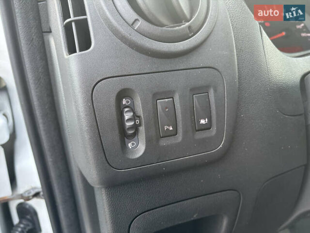 Белый Ниссан NV400, объемом двигателя 2.3 л и пробегом 263 тыс. км за 15700 $, фото 12 на Automoto.ua