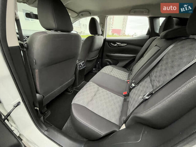 Белый Ниссан Rogue Sport, объемом двигателя 2 л и пробегом 76 тыс. км за 14900 $, фото 16 на Automoto.ua