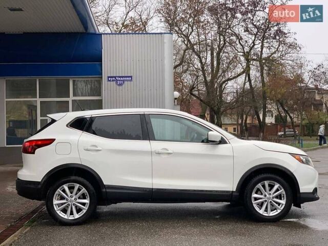 Белый Ниссан Rogue Sport, объемом двигателя 2 л и пробегом 131 тыс. км за 13499 $, фото 3 на Automoto.ua